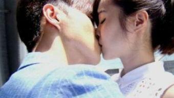 美女视频亲吻,美女视频中的深情亲吻瞬间
