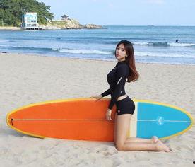 韩国美女冲浪,浪花中的优雅与力量