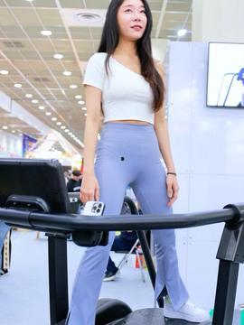 韩国美女冲浪,浪花中的优雅与力量