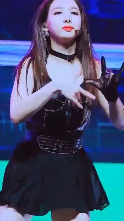 韩国女团甩头舞,动感旋律下的魅力演绎