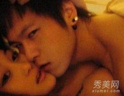 张馨予被强吻床戏视频,揭秘背后真相与争议