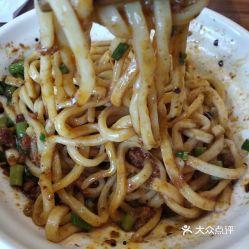 干拌面图片,一图看尽干拌面的风味魅力