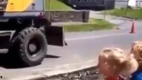 小朋友开挖掘机视频,小玩家操控挖掘机，展现未来工程师风采