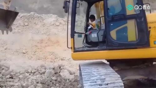 小朋友开挖掘机视频,小玩家操控挖掘机，展现未来工程师风采